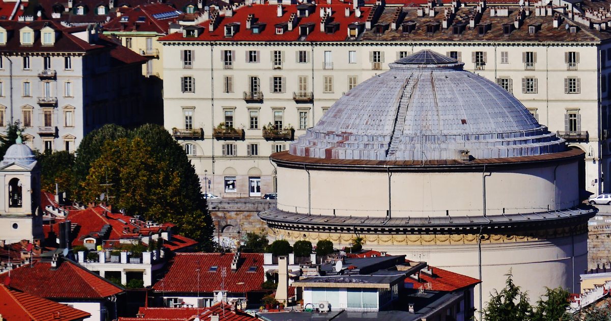 La chiesa della Gran Madre di Dio vista dai giardini di Villa della Regina